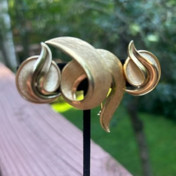 VTG Crown TRIFARI Brushed Gold Earrings and Brooch SET - Picture 5 of 7